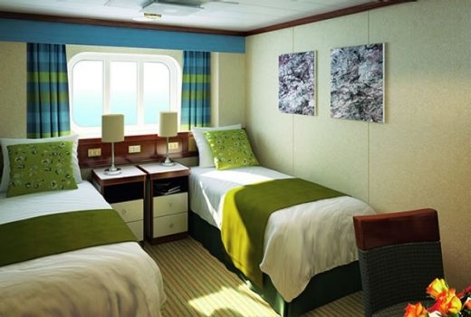 Cabine extérieure avec douche (vue partiellement obstruée) – [MF]