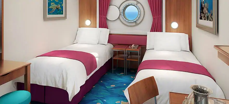 Cabine avec grand hublot et vue sur mer – [OC]