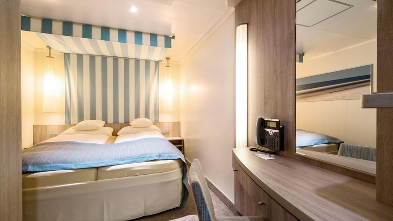 Guarantee Inside cabin-[IV]