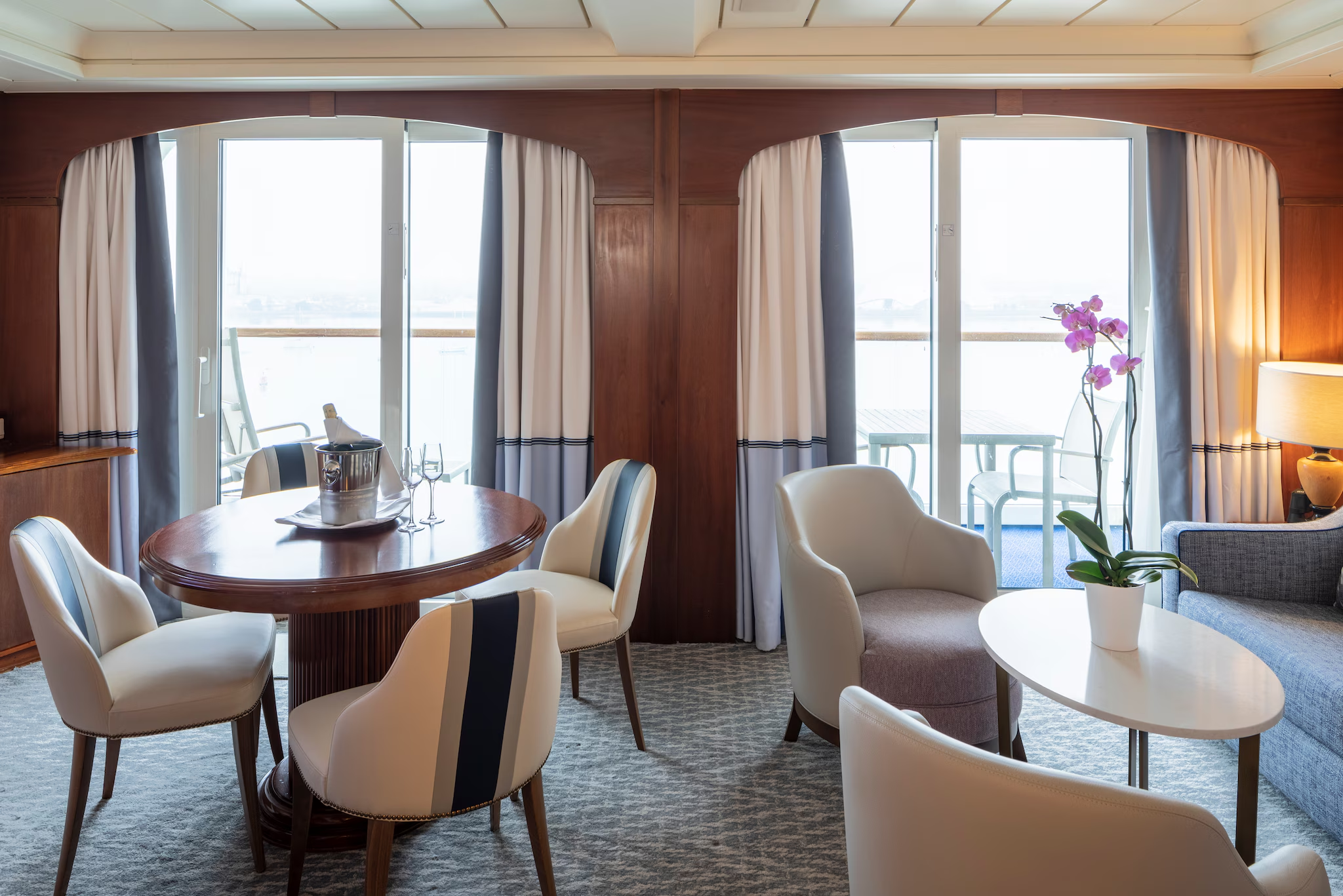 Suite mit Badewanne/Dusche-[B2]