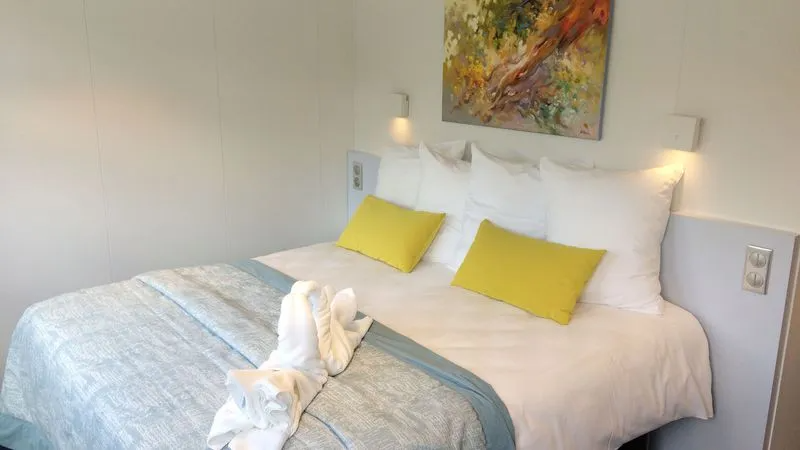 MAIN DECK 1 QUEEN BED SUITE CAT B-[B_SUI_PP]