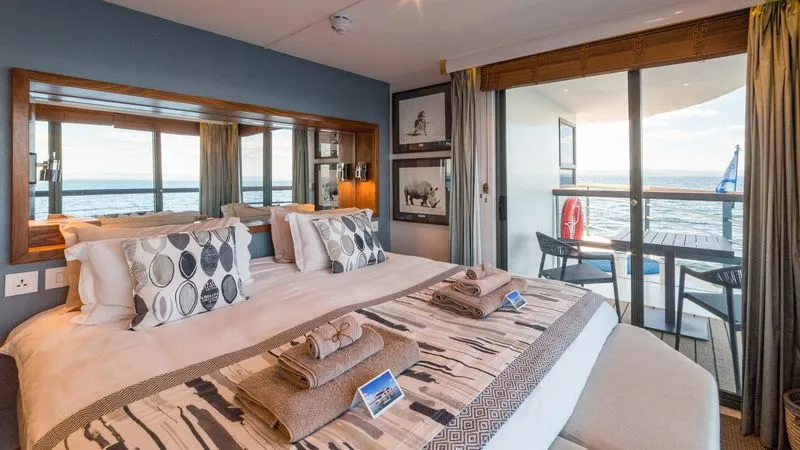 Main deck 2 beds with balcony-[GLS_PPB]