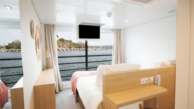 CABINE DE CATEGORIE C AVEC UN GRAND LIT SUR LE PONT INTERMEDIAIRE-[C_DBL_P2]