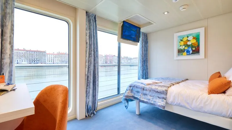 CABINE DE CATEGORIE B AVEC 1 GRAND LIT SUR LE PONT SUPERIEUR POUR PERSONNE HANDICAPEE-[B_PMR_PS]