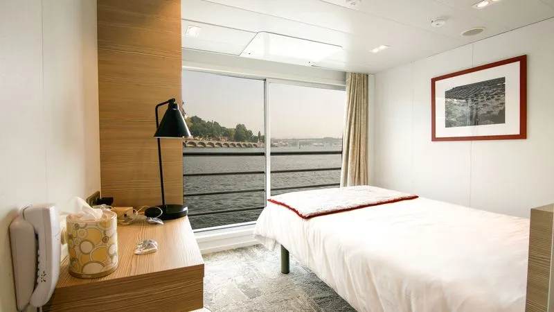 CABINE DE CATEGORIE B AVEC UN GRAND LIT PRM SUR LE PONT INTERMEDIAIRE-[B_PMR_P2]